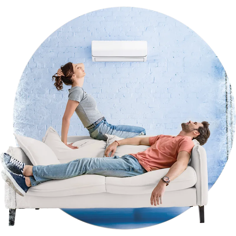 Couple détendu chez eux avec climatisation HEIWA